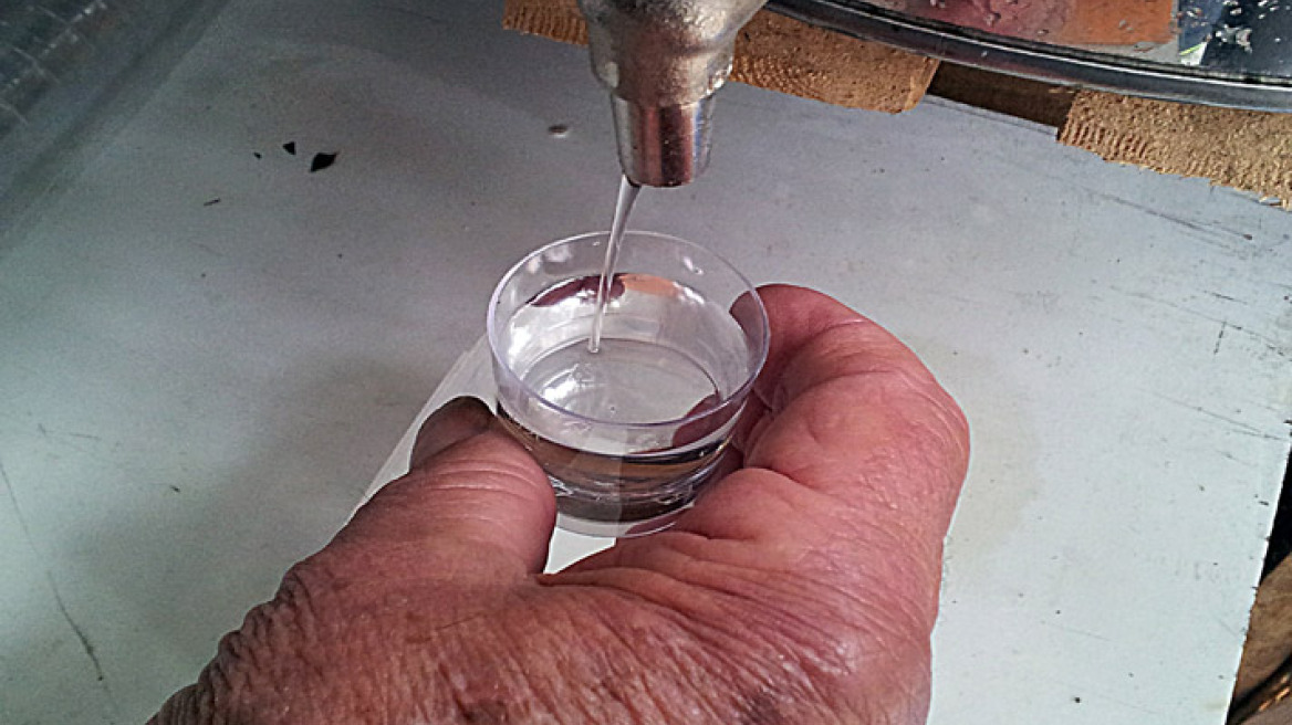 Τσίπουρο «μπόμπα» σε παράνομο αποστακτήριο!