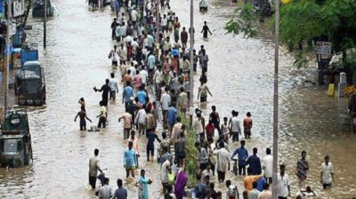 Δεκάδες νεκροί σε πλημμύρες στην ανατολική Ινδία
