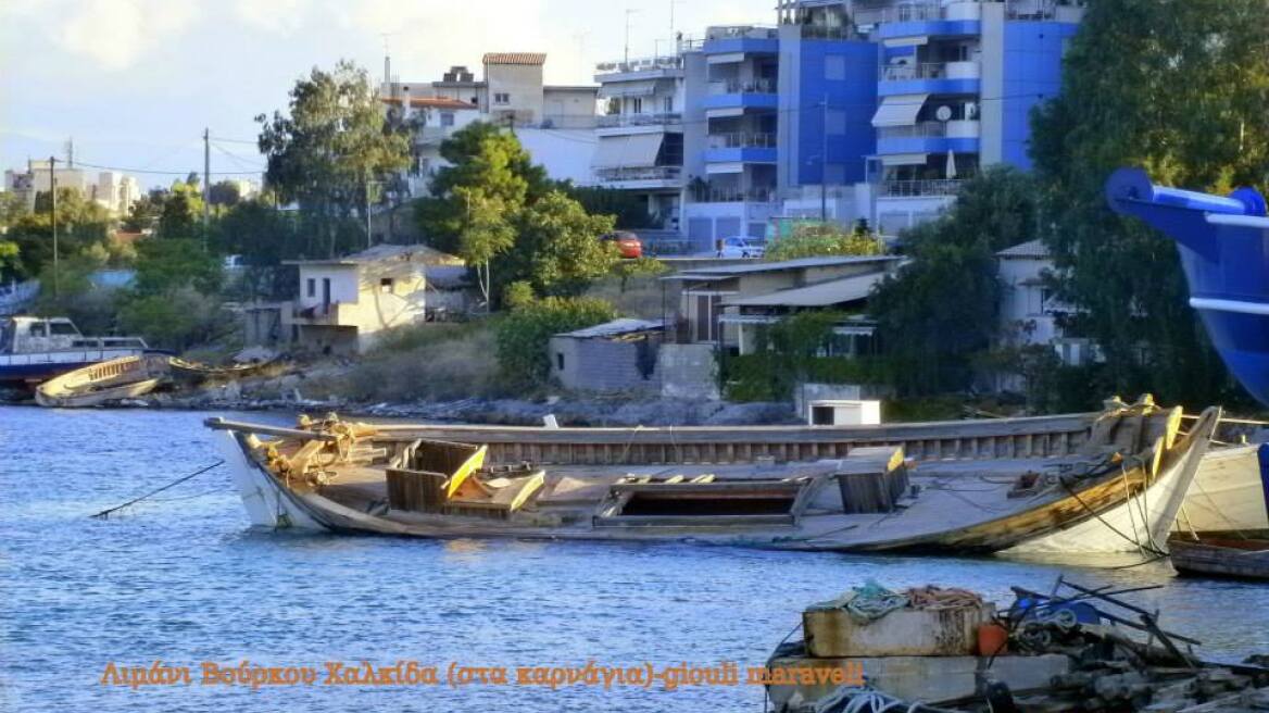 Χαλκίδα: Κατέστρεψαν με τσεκούρια παραδοσιακό σκαρί για να πάρουν τα ξύλα!