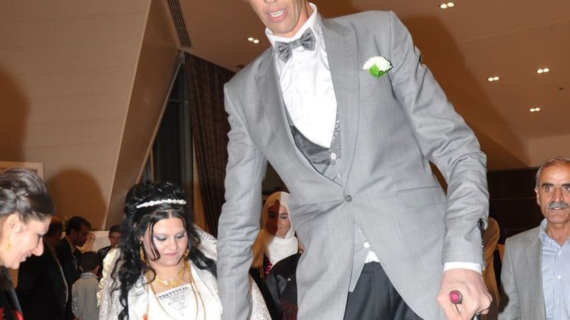 Παντρεύτηκε ο ψηλότερος άνθρωπος του κόσμου