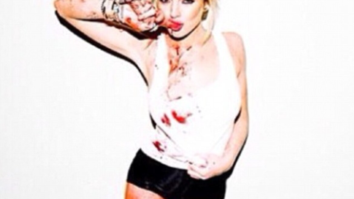 Aιματοβαμμένη η Lindsay Lohan στο Twitter