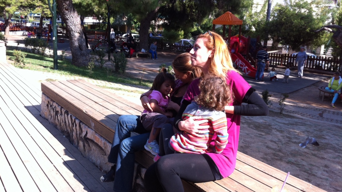 Βίντεο: Ταυτόχρονος δημόσιος θηλασμός σε 39 πόλεις της Ελλάδας την Κυριακή