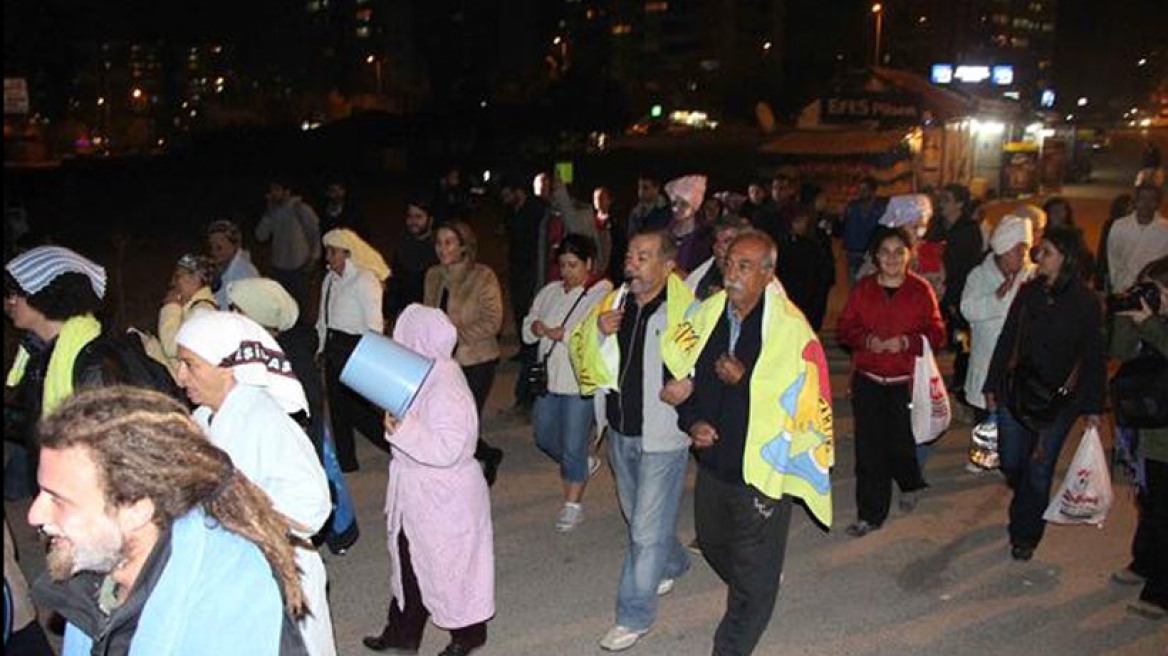 Αγκυρα: Πρωτότυπη διαμαρτυρία με... μπουρνούζια