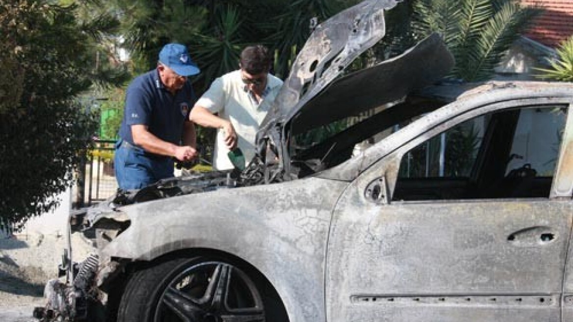 Εμπρησμοί σε αυτοκίνητα και σουβλατζίδικο!