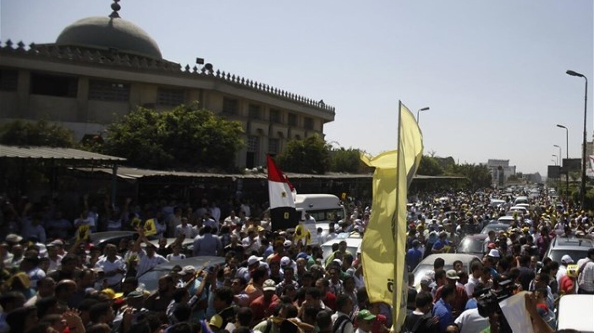 Συγκρούσεις μεταξύ υποστηρικτών και αντιπάλων του Μόρσι στο Κάιρο