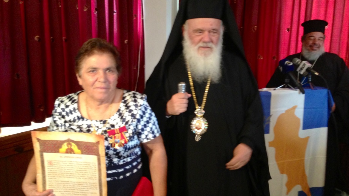 Χάρισε τα ασημένια της κουταλάκια στα συσσίτια της Εκκλησίας