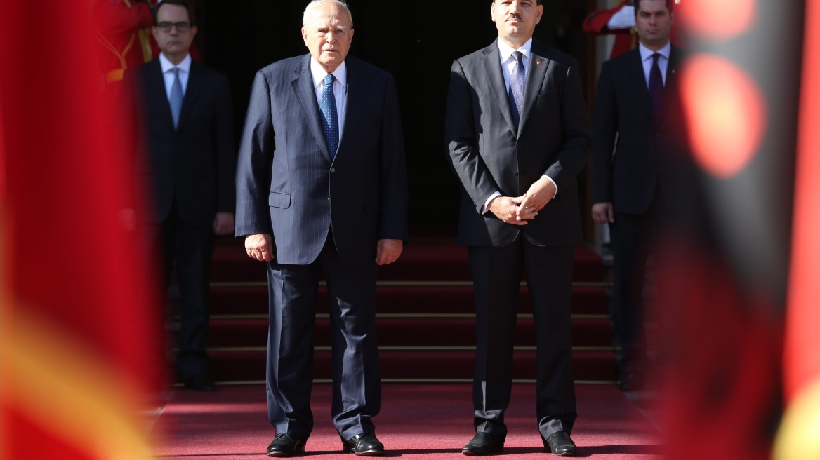 Ζήτημα άρσης του εμπολέμου έθεσε ο Αλβανός πρόεδρος στον Κάρολο Παπούλια