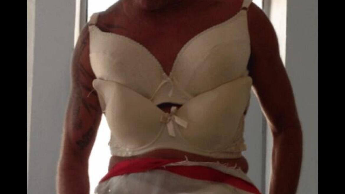 Aπίστευτος! Ο Λάκης Γαβαλάς ποζάρει με σουτιέν