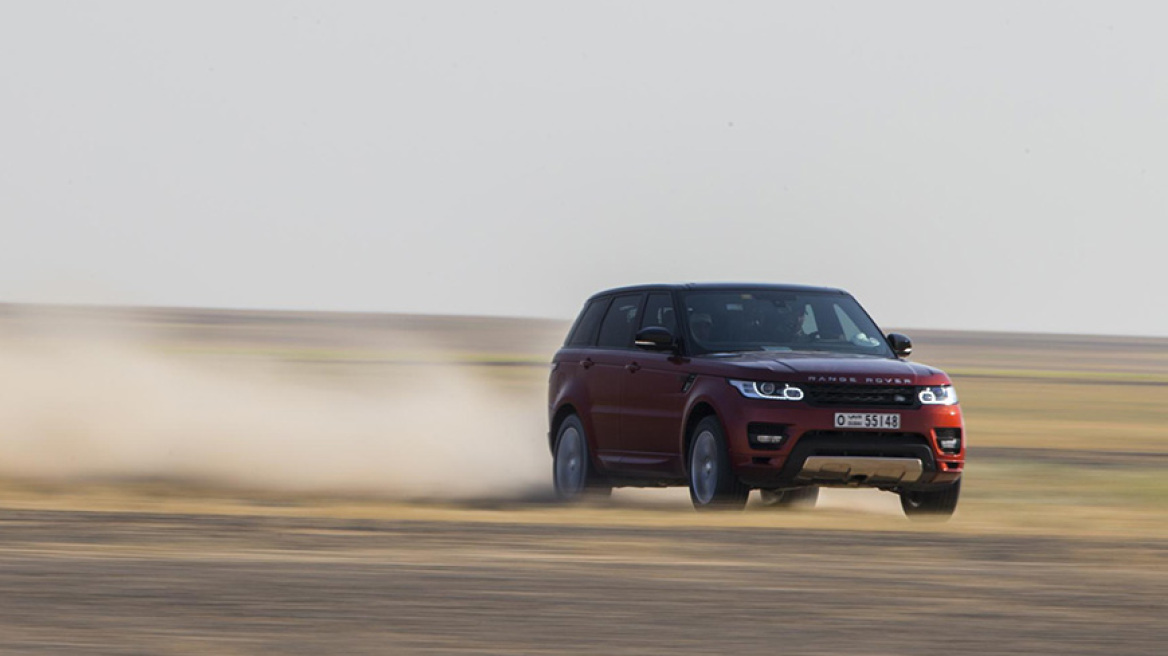 To Range Rover δε φοβάται την έρημο
