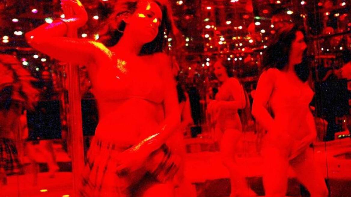 800 καθηγητές σε ερωτικό πάρτι με στρίπερς!