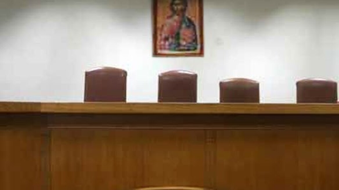 Παραμένουν στις δικαστικές αίθουσες, οι  θρησκευτικές εικόνες και τα σύμβολα 