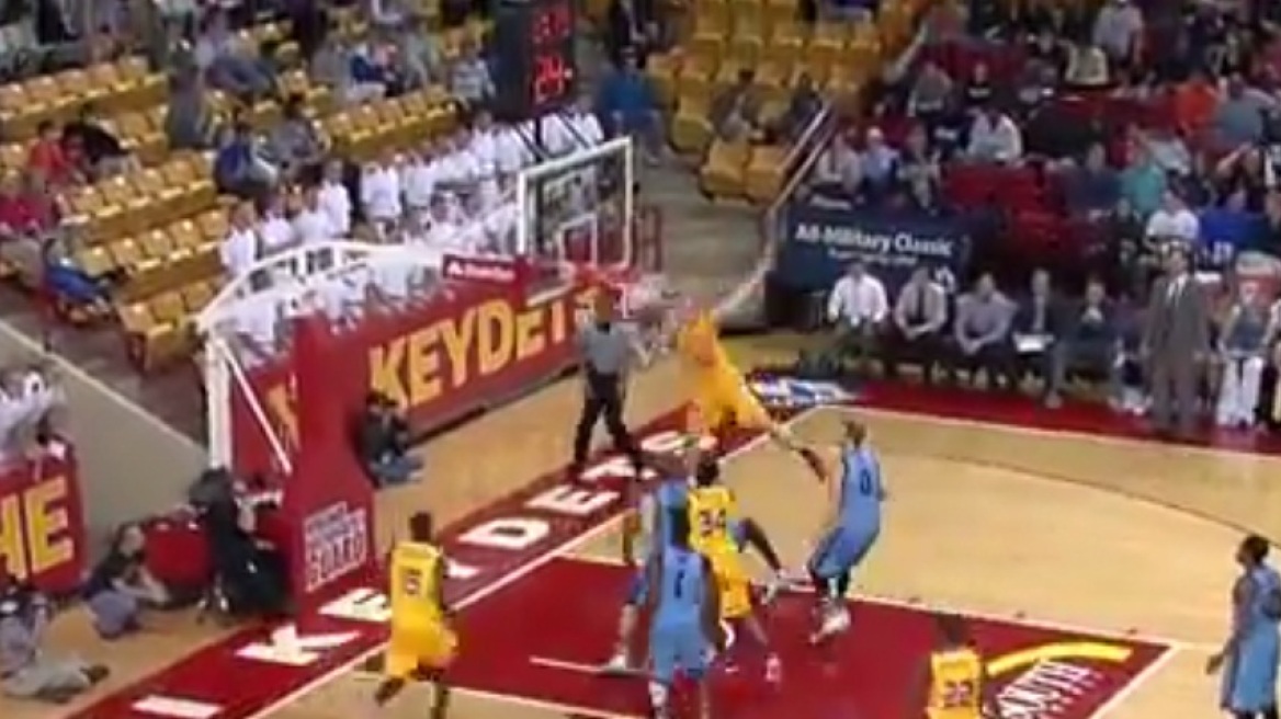 Βίντεο: Το απίστευτο κάρφωμα του λευκού... Τζόρνταν!