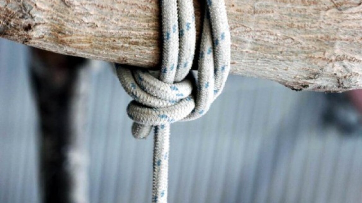 Εύβοια: Βρήκαν τη μητέρα τους κρεμασμένη στο δωμάτιο! 