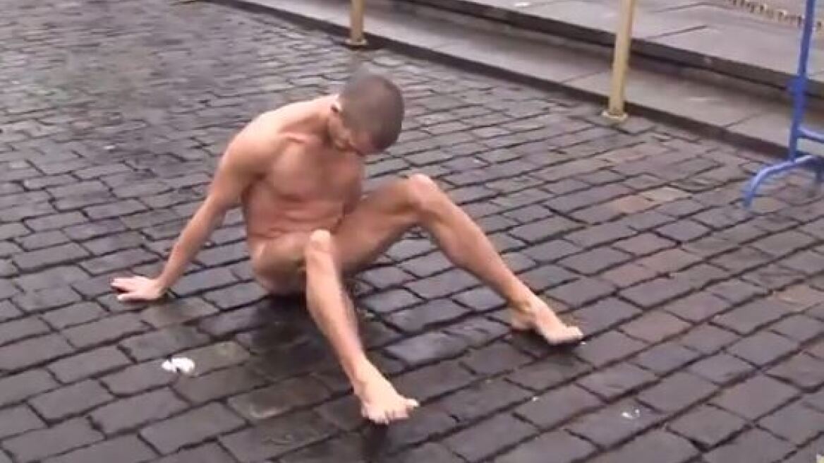 Σοκαριστικό βίντεο: Ρώσος καλλιτέχνης καρφώνει τους όρχεις του στην Κόκκινη Πλατεία