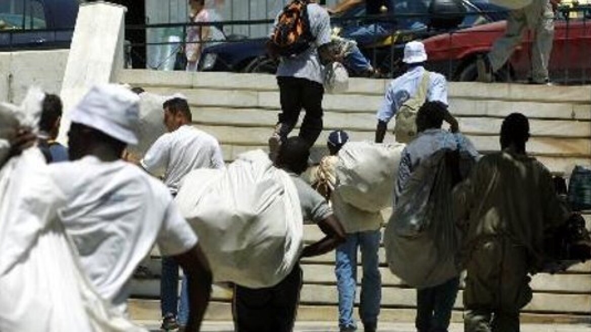 Συλλήψεις και προσαγωγές σε αστυνομική επιχείρηση κατά του παρεμπορίου στην Αθήνα
