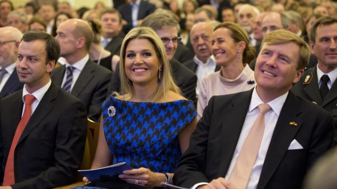 Ρωσία: Στη φυλακή οι νέοι που έριξαν τομάτες στον βασιλιά της Ολλανδίας