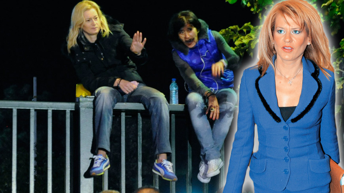 Μακρή και Τζάκρη στα... κάγκελα