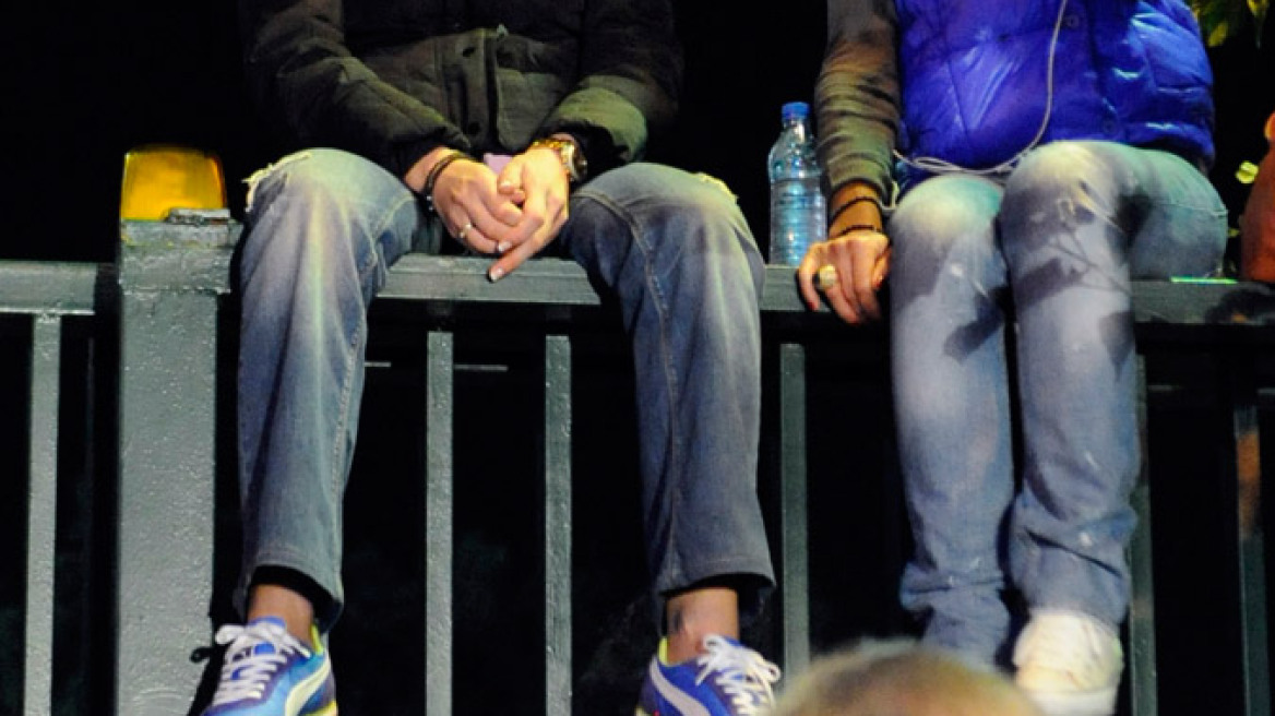 Δείτε τη Ραχήλ Μακρή στα... κάγκελα