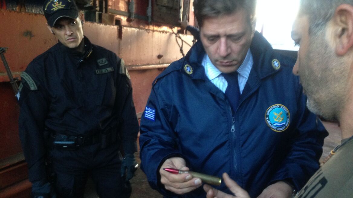 Δείτε τα ευρήματα του Λιμενικού στο πλοίο με τα καλάσνικοφ