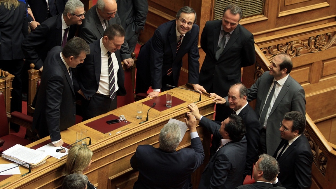 Bloomberg: «Η ελληνική κυβέρνηση κρέμεται από μια κλωστή»