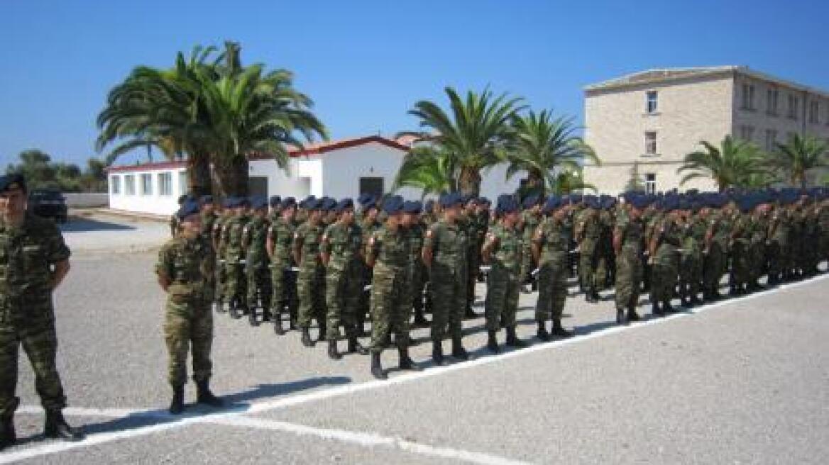 «Κόβουν» πουλόβερ, πετσέτες και αθλητική ένδυση στους φαντάρους