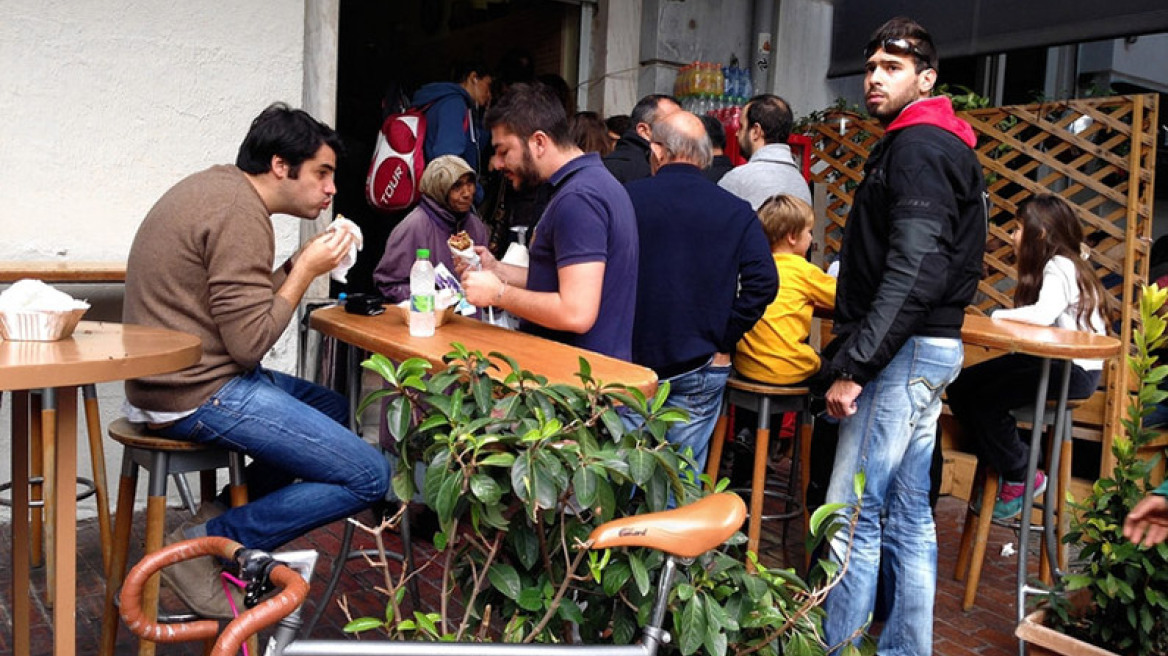 Wall Street Journal: “Όταν τα πράγματα ζορίζουν, οι Έλληνες το ρίχνουν στο σουβλάκι”