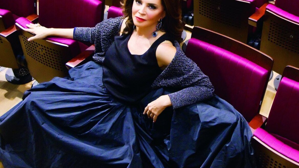 Η Μιμή Ντενίση δηλώνει ότι δεν είναι ερωτευμένη