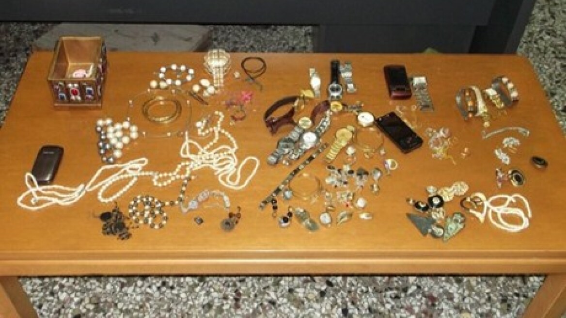 Γυναίκες έκλεβαν κοσμήματα και τα πωλούσαν σε ζευγάρι 