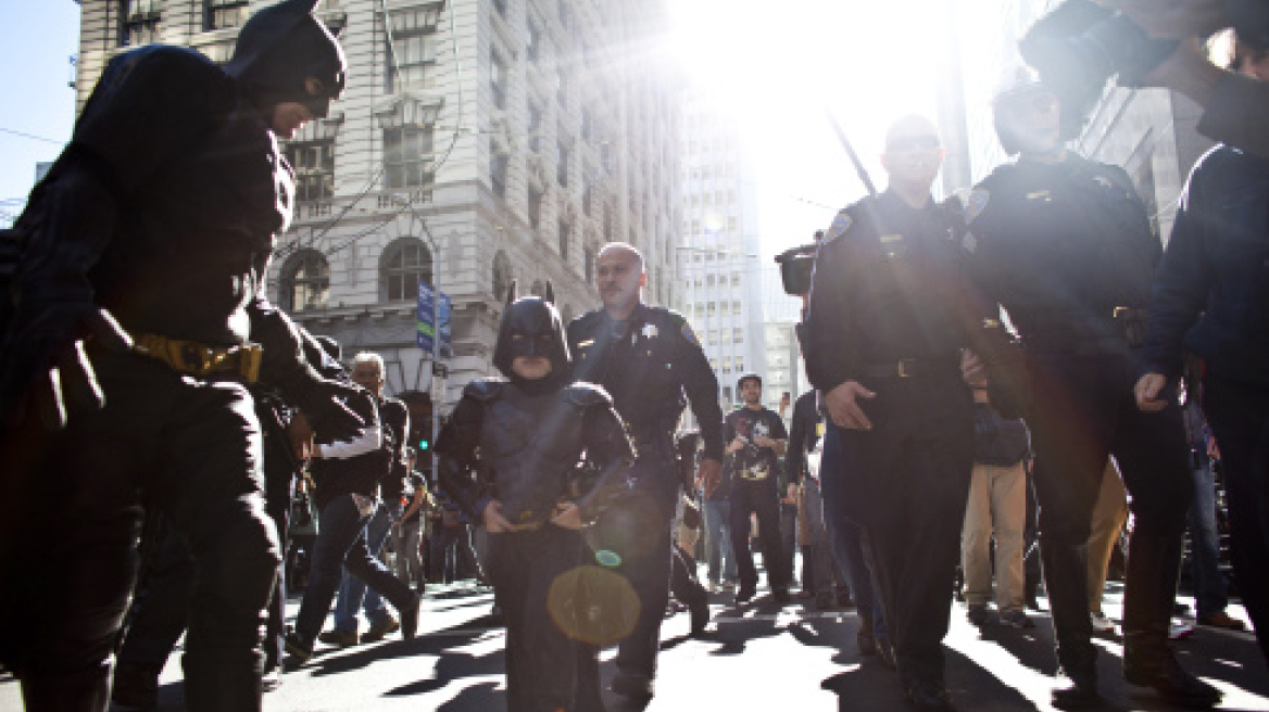 Οι κινηματογραφικοί Batman υποκλίνονται στον 5χρονο «συνάδελφό» τους