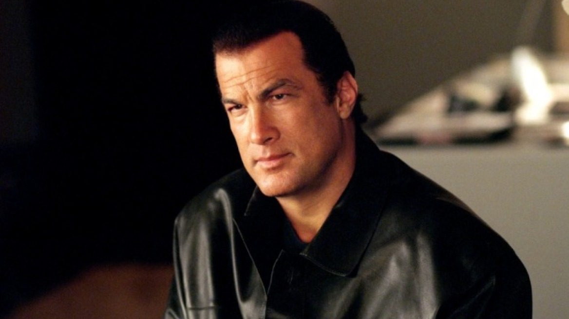 Ο «σκληρός» Στίβεν Σιγκάλ υιοθέτησε αδέσποτο σκύλο στο Βουκουρέστι 