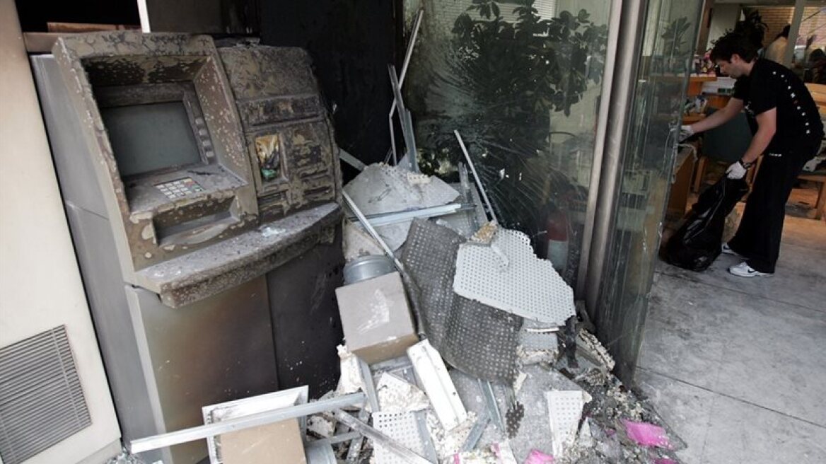 Εμπρησμοί σε ΑΤΜ σε Λυκόβρυση και Μελίσσια τα ξημερώματα