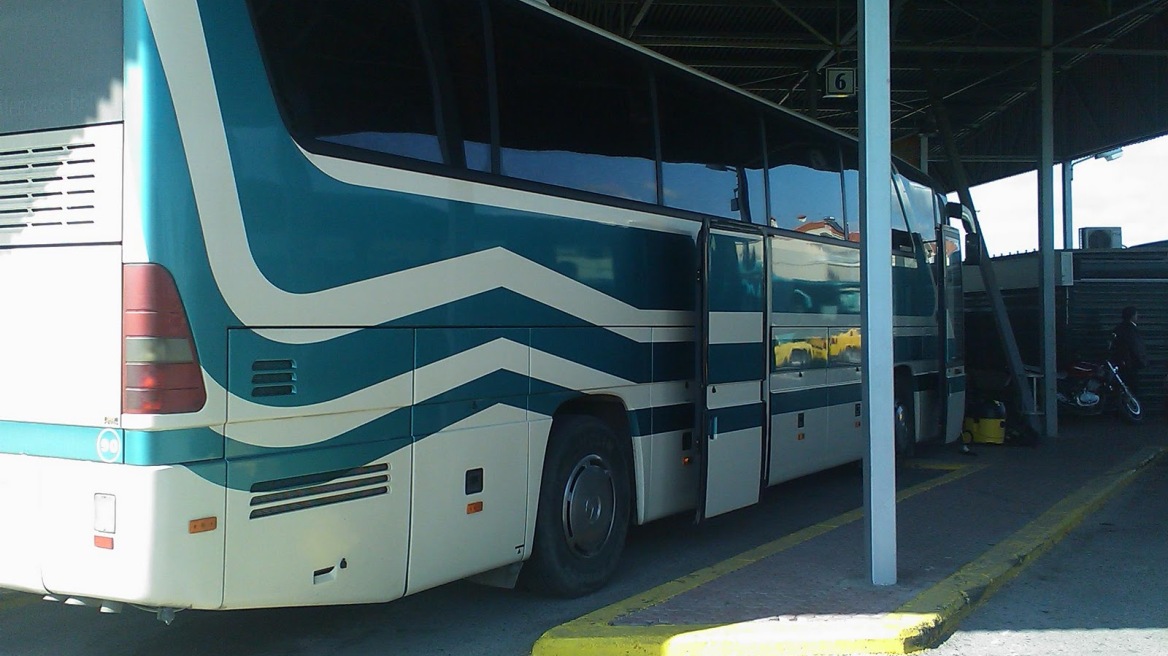 «Αόρατοι δράστες» πετούν πέτρες και νεράτζια σε λεωφορεία 