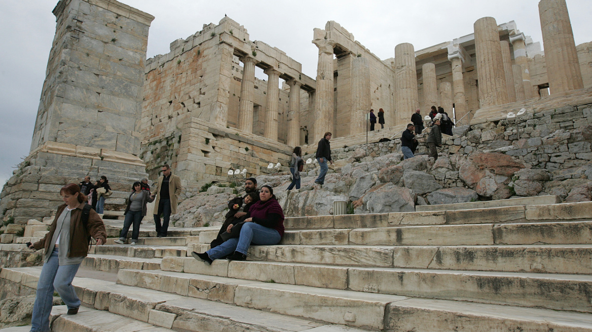 Reuters: Ρεκόρ τουριστών το 2014 θα βοηθήσει την Ελλάδα να βγει από την ύφεση