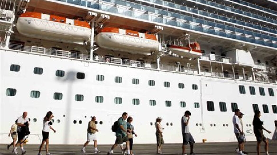 Κρουαζιερόπλοιο προσέκρουσε στο λιμενοβραχίονα του Πειραιά 