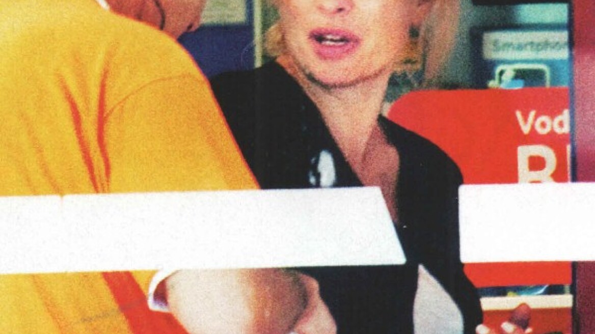 Ελένη Μενεγάκη: Με ατημέλητο λουκ και χωρίς μακιγιάζ