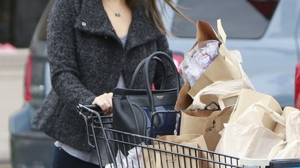 Mila Kunis: Ψώνια με τη μητέρα της