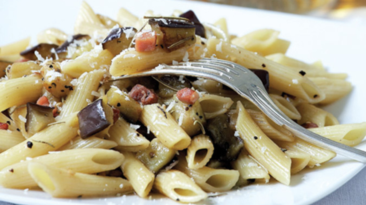 Πένες με μελιτζάνες, μπέικον, μπίρα και δεντρολίβανο