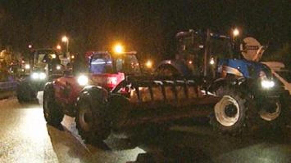 Γάλλοι αγρότες «πολιορκούν» το Παρίσι 