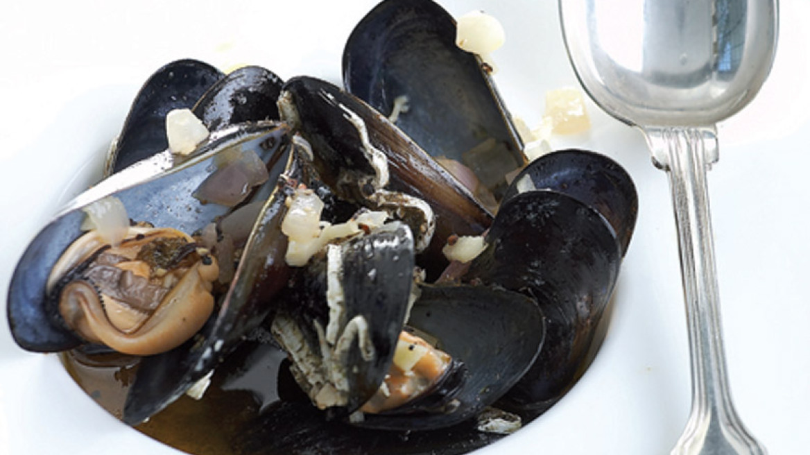 Μύδια αχνιστά με σκόρδο και μπίρα