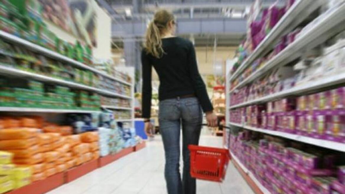 Η μηνιαία οικογενειακή δαπάνη μειώθηκε κατά 31,8% από όταν ξέσπασε η κρίση