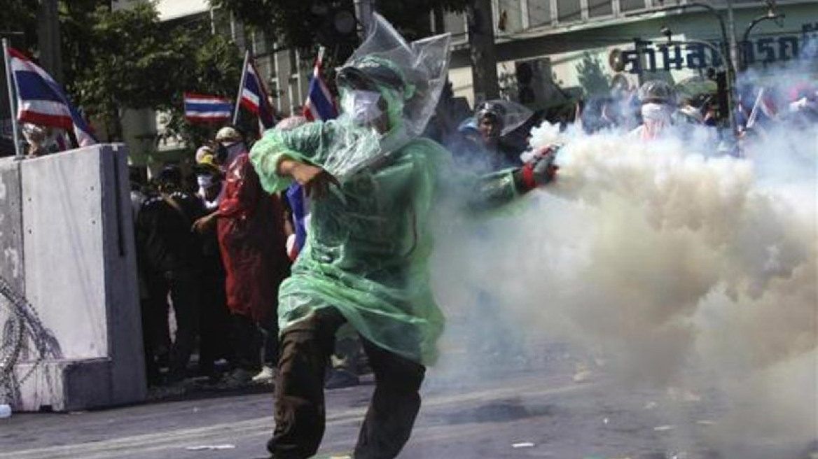 Ταϊλάνδη: Βροχή από πλαστικές σφαίρες στις πορείες