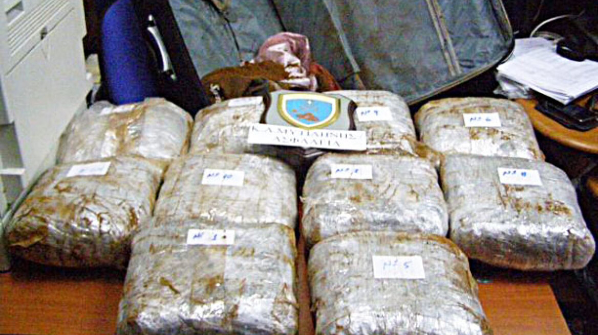 Νεαρή ταξιδιώτισσα μετέφερε 11 κιλά χασίς