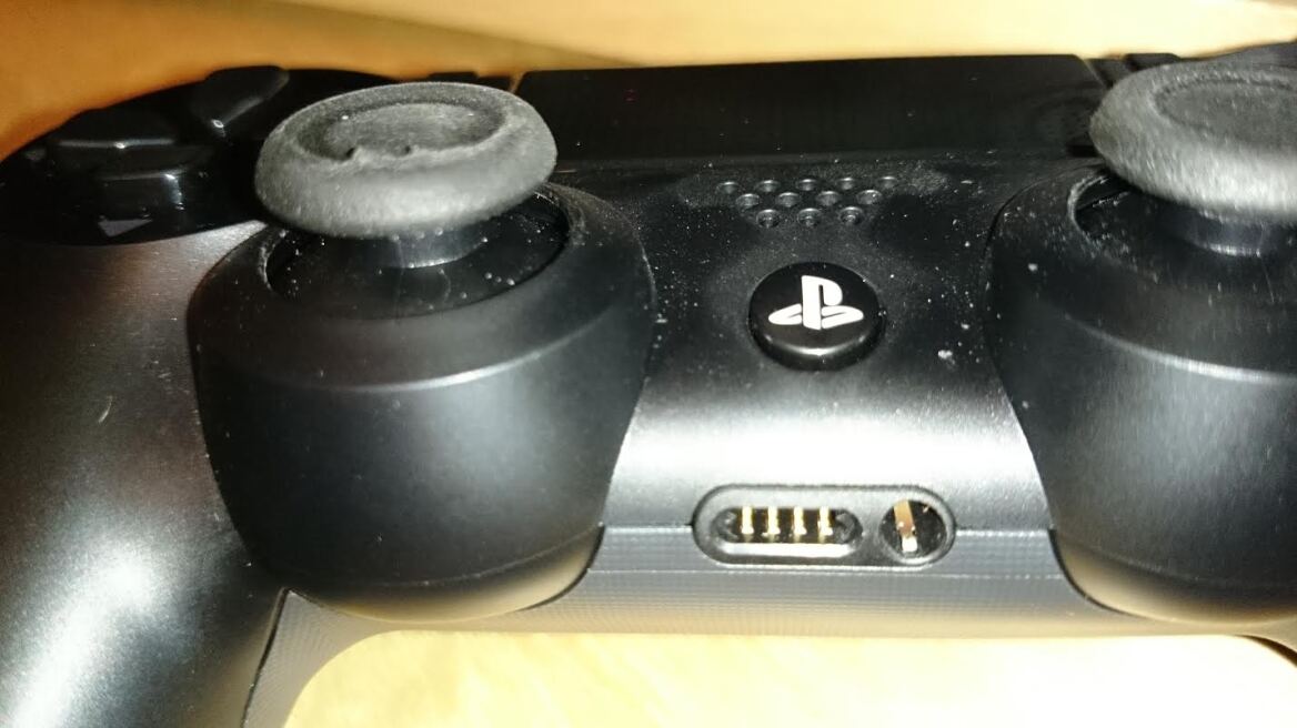 Ξεφτίζει η γόμα στο χειριστήριο του νέου PlayStation