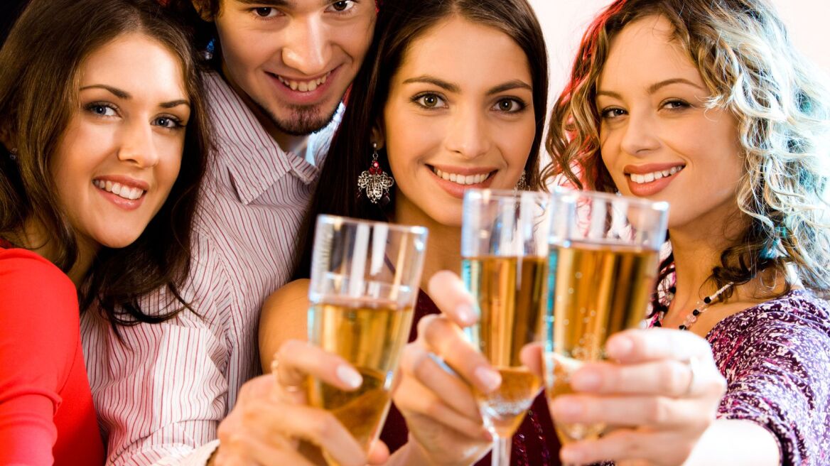 Περισσότερο αλκοόλ καταναλώνουν οι πιο... έξυπνοι!