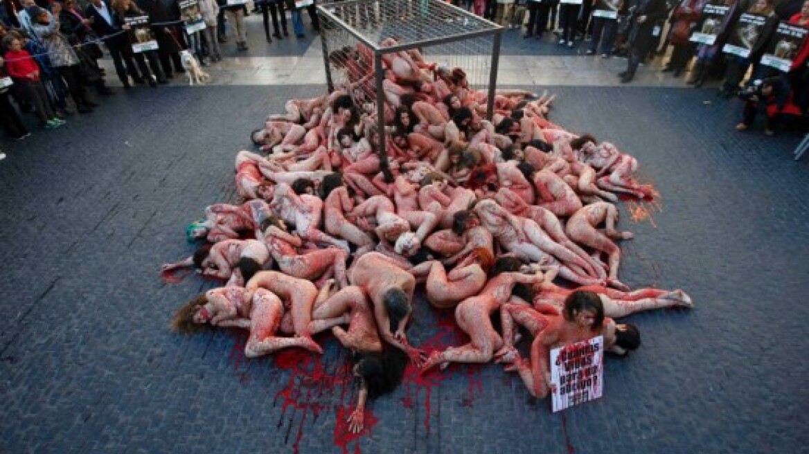 Δείτε βίντεο: Ακτιβιστές πέταξαν τα... ρούχα τους