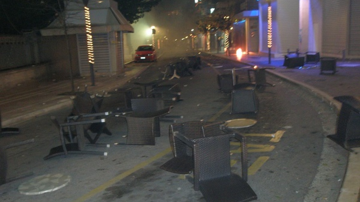 Βίντεο: Σοβαρά επεισόδια στο κέντρο του Αγρινίου, σε πορεία για τον Γρηγορόπουλο