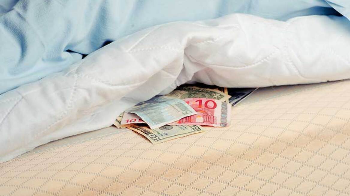 Κύπρος: 800 εκατ. ευρώ κάτω από στρώματα και σε... μπαούλα