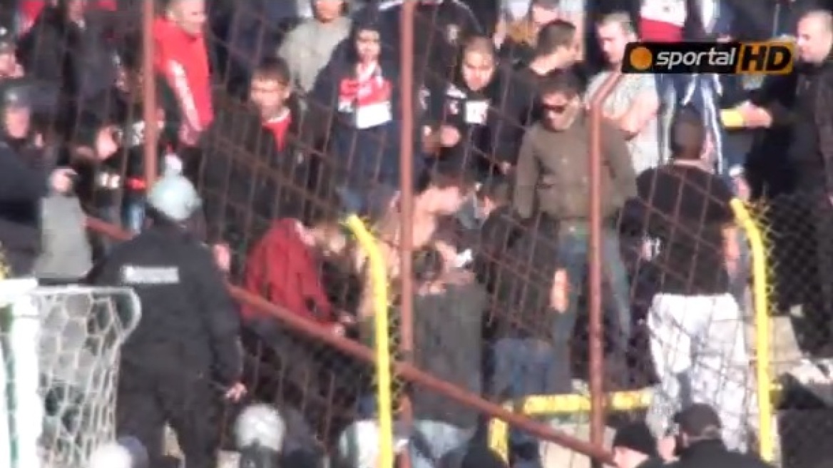 Βίντεο: Οπαδοί έγδυσαν φίλαθλο των αντιπάλων!