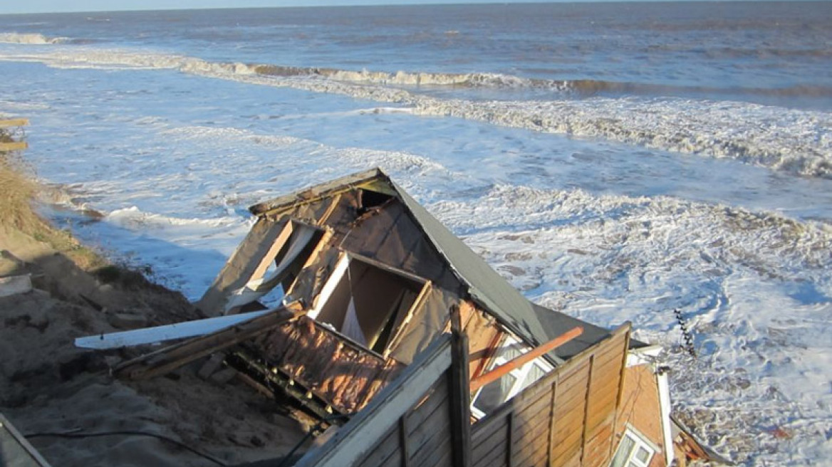 Βρετανία: Δείτε το χωριό που «κατάπιε» η θάλασσα!