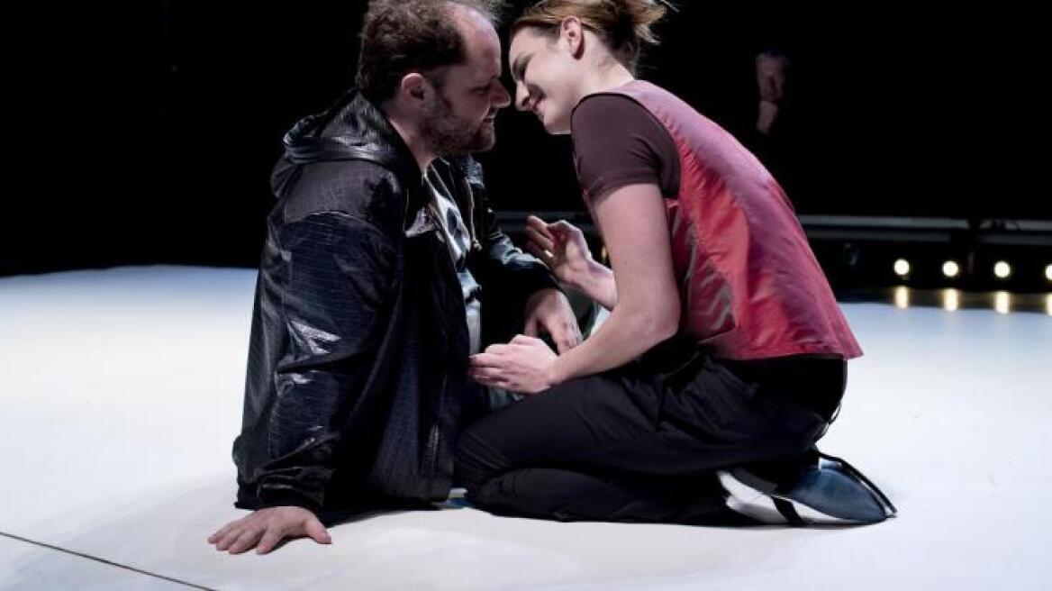 Το θέατρο του Νέου Κόσμου κοντά στον εργαζόμενο του Θέματος που έχασε το μάτι του